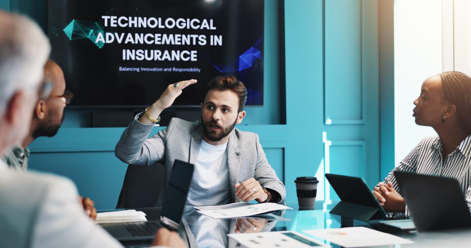 Équipe de courtiers assistant à une présentation sur l’intelligence artificielle