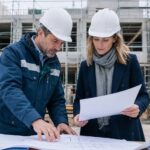 Professionnels du BTP vérifiant une assurance décennale sur un chantier
