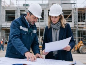 Professionnels du BTP vérifiant une assurance décennale sur un chantier