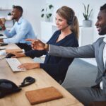Équipe de relation client répondant aux demandes à distance