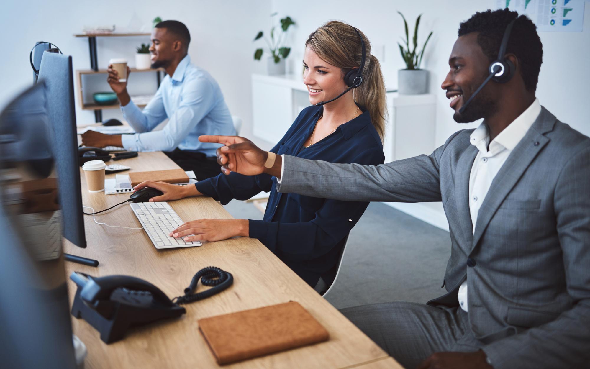 Équipe de relation client répondant aux demandes à distance