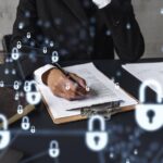 Dirigeante de cabinet signant un document devant des symboles de cybersécurité