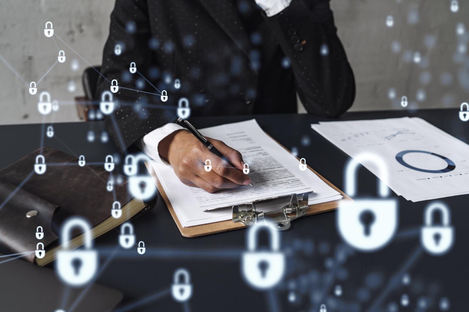 Dirigeante de cabinet signant un document devant des symboles de cybersécurité