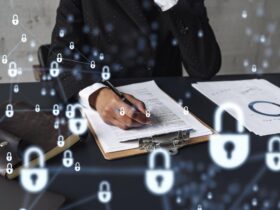 Dirigeante de cabinet signant un document devant des symboles de cybersécurité
