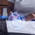 Professionnelle signant un contrat devant des symboles de cybersécurité et de maîtrise des risques