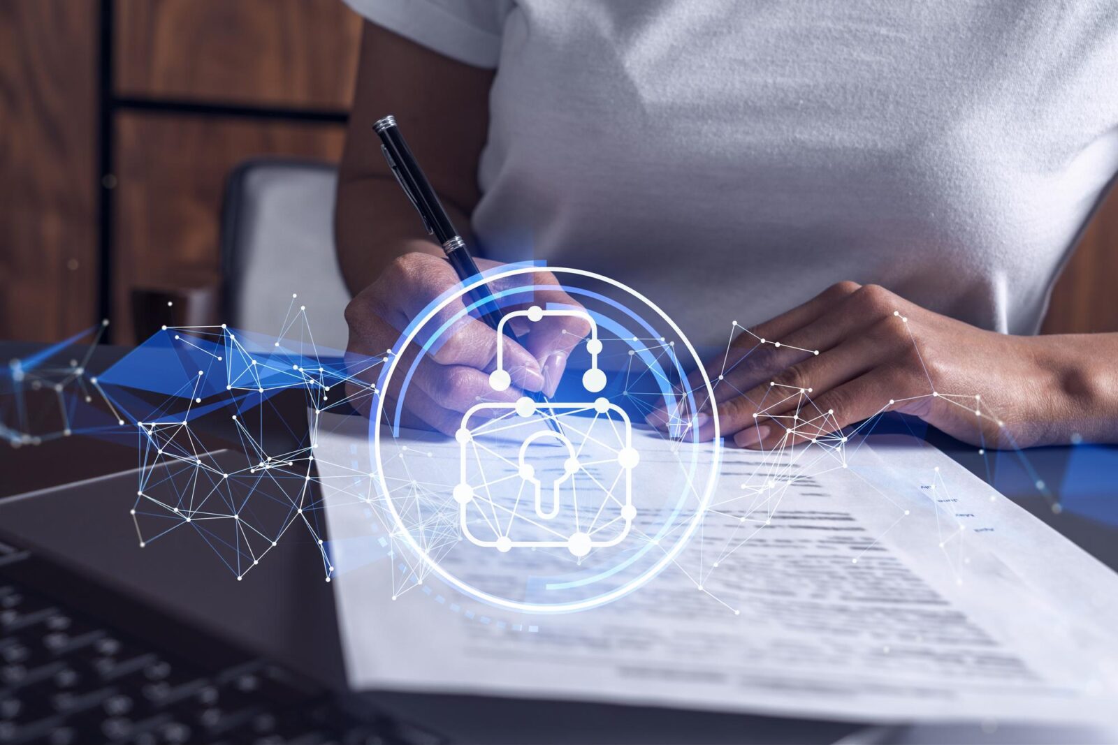 Professionnelle signant un contrat devant des symboles de cybersécurité et de maîtrise des risques