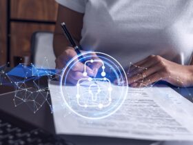 Professionnelle signant un contrat devant des symboles de cybersécurité et de maîtrise des risques