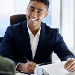 Conseiller et client examinant des documents lors d’un rendez-vous d’assurance
