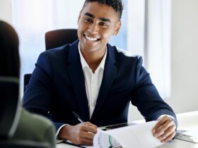 Conseiller et client examinant des documents lors d’un rendez-vous d’assurance