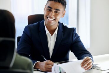 Conseiller et client examinant des documents lors d’un rendez-vous d’assurance