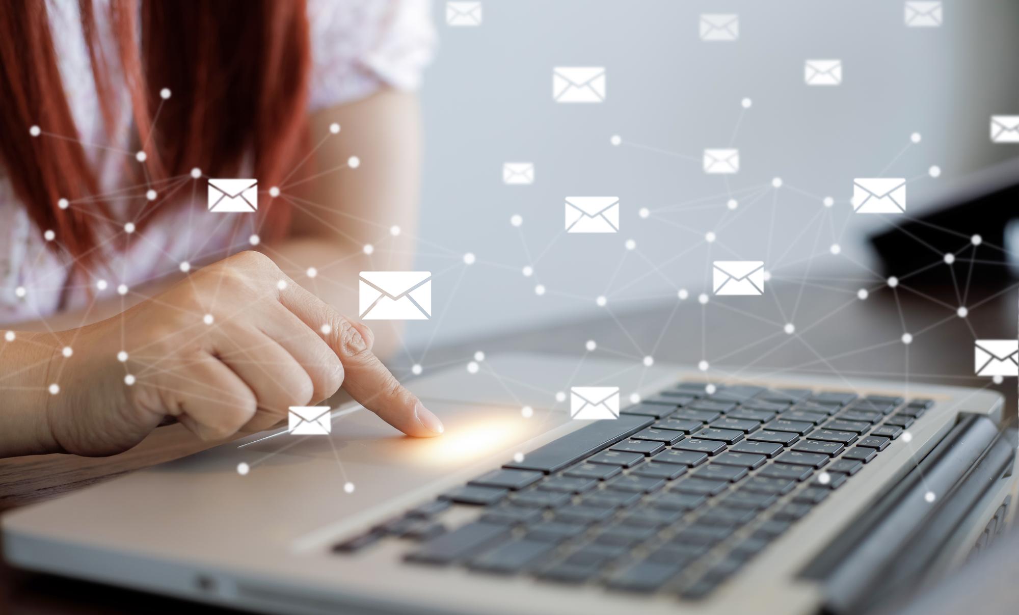 Professionnelle consultant les messages et les canaux de contact sur son téléphone