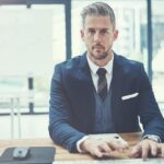 Courtier en assurance consultant un dossier sur ordinateur