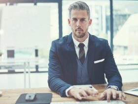 Courtier en assurance consultant un dossier sur ordinateur