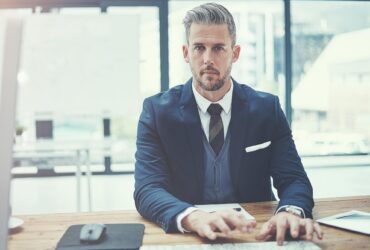 Courtier en assurance consultant un dossier sur ordinateur