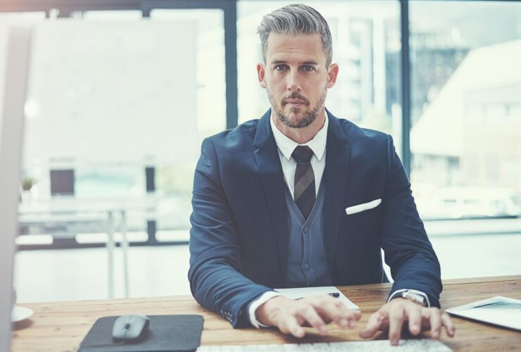 Courtier en assurance consultant un dossier sur ordinateur